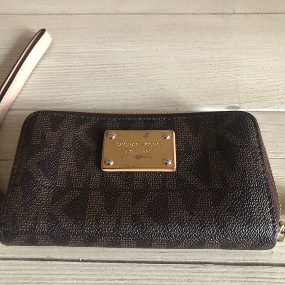Mk iPhone 5 michael kors wristlet jet set small brown tan preowned condition - Picture 4 of 6